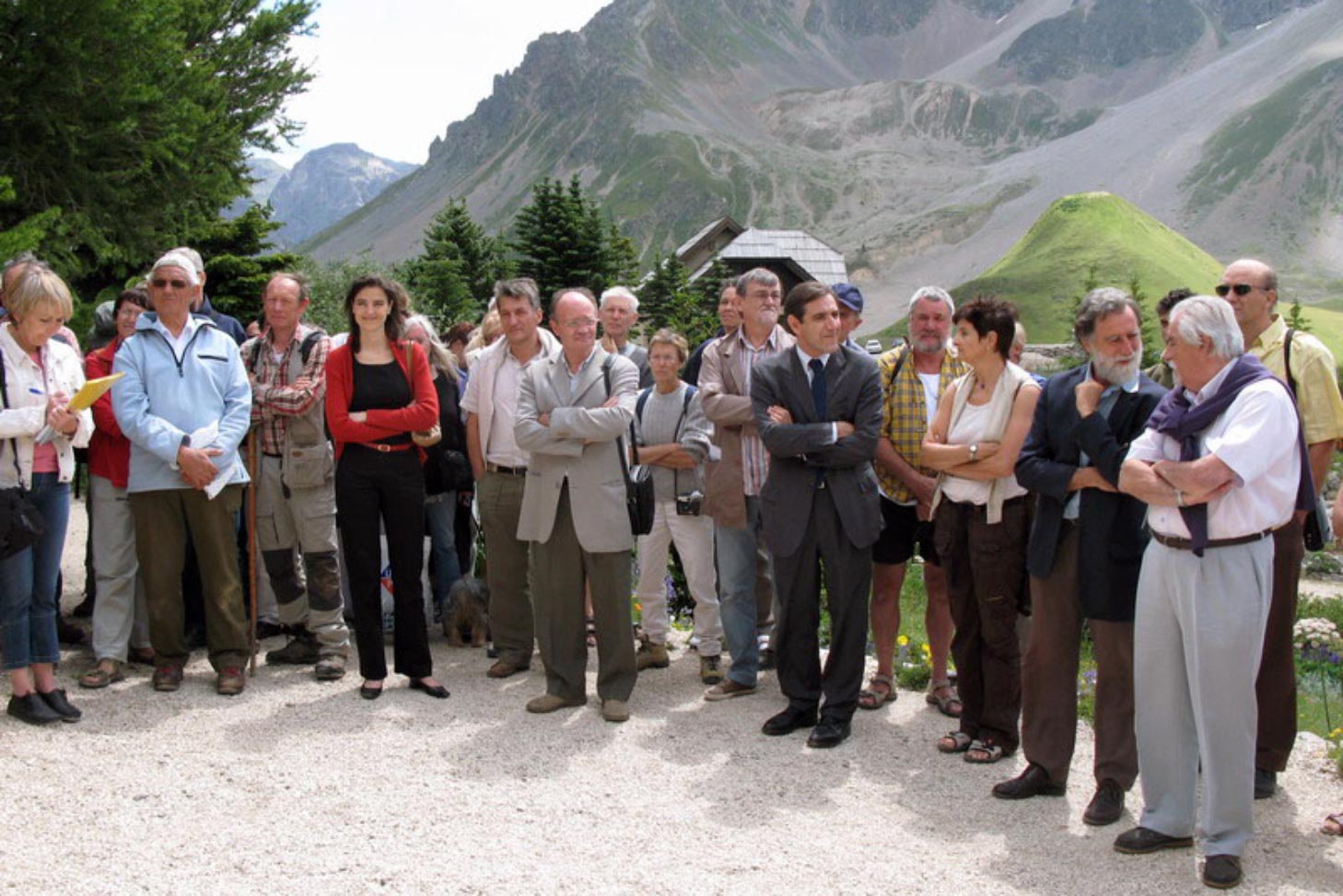 Assemblée lors de l'inauguration de la plaque