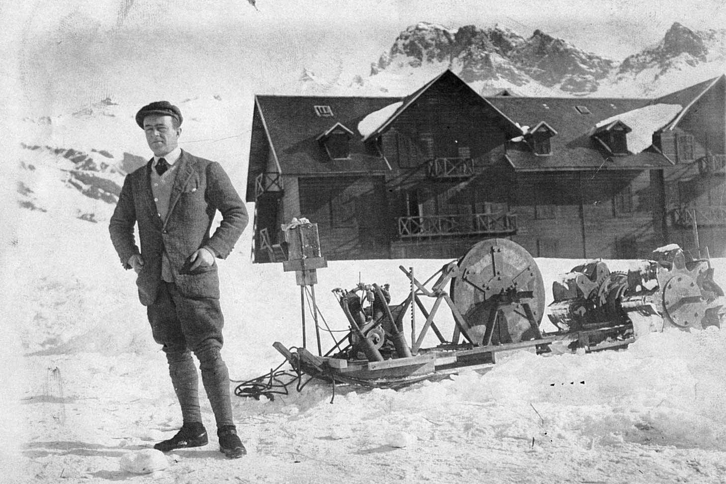 Le capitaine RF Scott au col du Lautaret, devant l’Hôtel des Glaciers (collection Rouillon & Bignon)